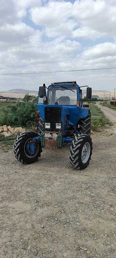 belarus traktor: Mavi traktor + pres yığan qoşqu - Güclü təkərli traktor, kabinli, ön — 1