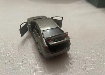 taxta oyuncaqlar: Metal miniatür avtomobil modeli – sedan tipli, boz/metalik rəngdə — 5