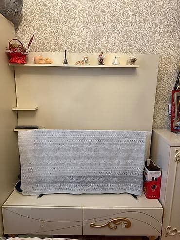 divarda kitab refleri: TV altlığı və divar rəfi dəsti - Rəng: krem/ivori tonlarında - — 1