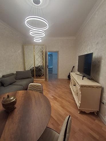 Klassik üslubda dekorativ elementlərlə işlənmiş TV tumbası - Rəng