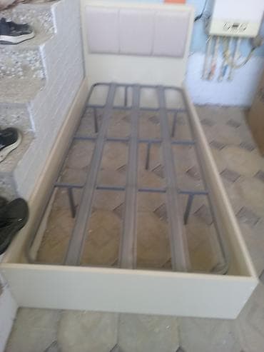 matras döşəklər: Tək nəfərlik çarpayı karkası - Ölçü: təxmini 90×190 sm (tək — 1