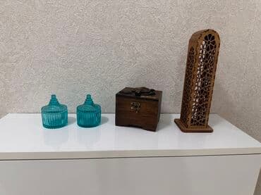 taxt kiravatlar: Dekor aksesuarları dəsti Tərkib: - 2 ədəd mavi şüşə qab – qapaqlı — 1