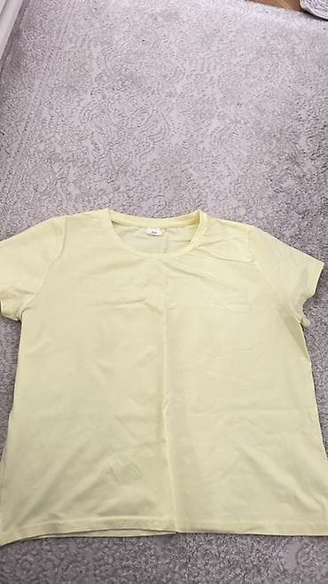 Açıq sarı rəngdə qadın T‑şortu - Model: qısaqollu, klassik dairəvi