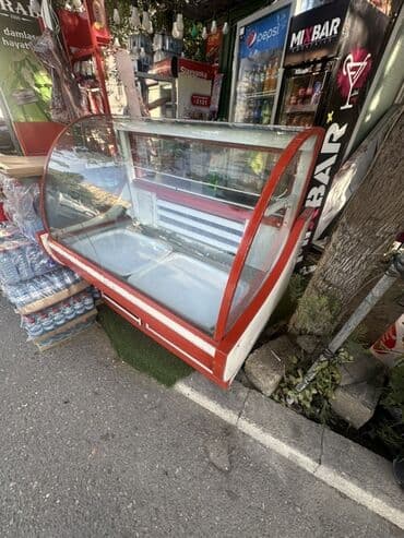 şüşe vitrin: Bu, içərisində paslanmayan polad qablar olan qırmızı rəngli vitrin — 2