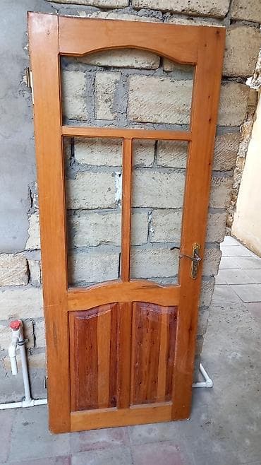 Taxta şüşəli qapı + ağ rəngli torlu balkon/eyvan qapısı çərçivəsi olcu lalafo.az -da Taxta şüşəli qapı + ağ rəngli torlu balkon/eyvan qapısı çərçivəsi olcu