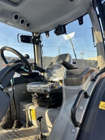 dete 75 трактор: Yeni RD1004 modeli traktor. Mavi və ağ rənglərdə, kabinli və müasir — 4