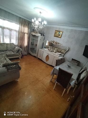 şüşəli masa: Mebel dəsti – klassik üslub Qonaq otağı: - Açıq krem rəngli vitrin — 1