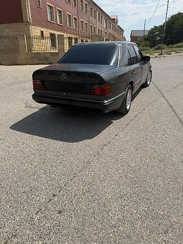 Mercedes-Benz E-Class (W124) sedan - Kuzov: metalika, 4 qapı, klassik — 8