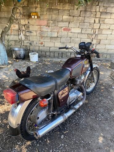 ucuz mapetlər: Klassik Sovet istehsalı motosiklet – IŽ (Jawa üslubuna bənzər retro — 1