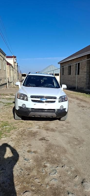Chevrolet Captiva – ağ rəngli, şəhər və off-road üçün universal