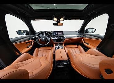 bmw x1 20d xdrive: BMW 5 Series sedan – yaş asfalt chameleon rəngli, M paketli xarici — 3