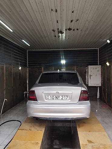 kia az: Gümüşü rəngdə sedan, idman üslublu eksteryer paketi ilə. - Kuzov: 4 — 5