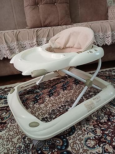 Tibbi geyim: Uşaq gəzdirici / yeriş təlimatçısı - Rəng: krem-ağ - Təkərli baza: 4 — 3