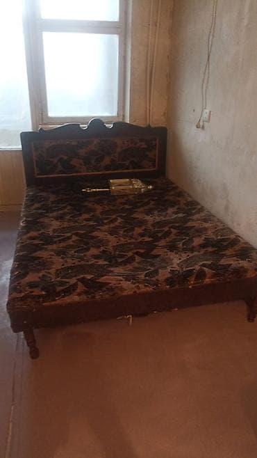 Taxta çarpayı, başlıqla - Material: kütük taxta karkas, dörd ədəd