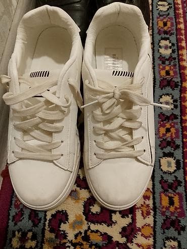 Kişi ayaqqabıları: Ağ rəngli uniseks gündəlik idman ayaqqabısı - Minimalist dizayn — 3