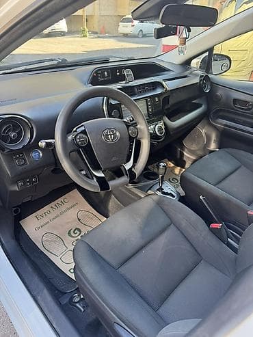 mondial drift 150: Toyota Aqua Hybrid, ağ rəng, 5 qapılı hatchback.taksi buraxılış kartı — 5