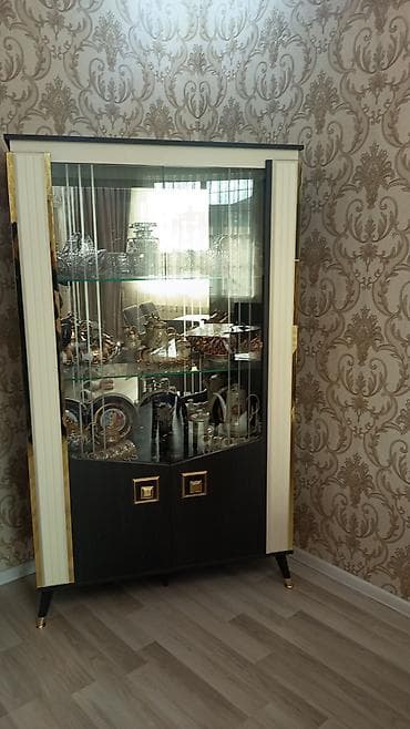 e herfi şekilleri: Vitrinli qab-dadya dolabı və içində klassik kolleksiya qablar dəsti — 2