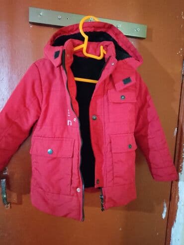 tünd qırmızı rənfli məktəbli forması: Uşaq üçün qış gödəkçəsi – qırmızı rəngdə, kapüşonlu model — 1