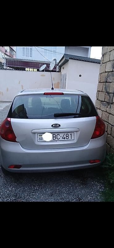 Kia Ceed hatchback, gümüşü rəng. - Kuzov: 5 qapılı hatchback, arxa