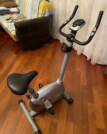 Gümüşü rəngdə, yığcam ölçülü velotrenajor. Üzərində məlumatları əks