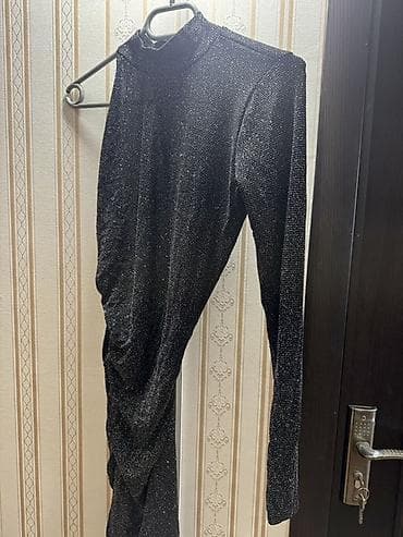 Dəstlər, kostyumlar: Qara rəngli, parıltılı gecə donu. 1 dəfə geyinilib. 3-4 saatlıq. S — 3