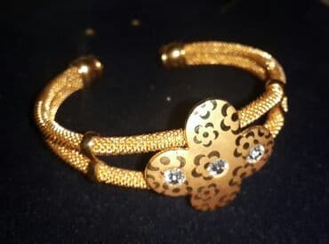 qizil qolbaqlar instagram: İkiqat naxışlı məftil dizaynına malik qızılı rəngli bilərzik. Ortada — 3