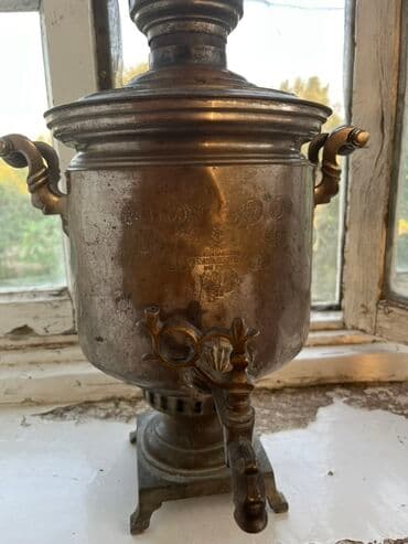 Metaldan hazırlanmış bu samovar çay hazırlamaq üçün klassik üslubda