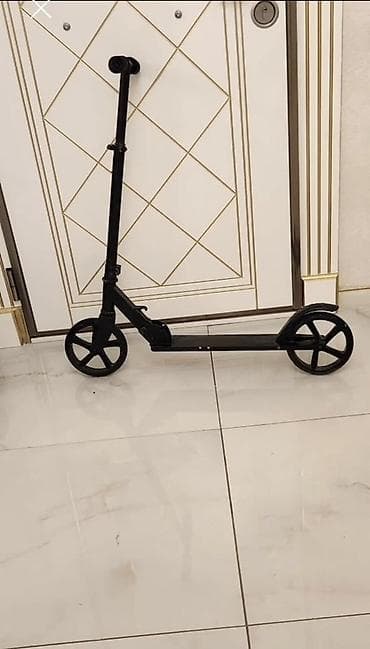 Şəhər üçün klassik iki təkərli skuter - Rəng: tam qara - Korpus