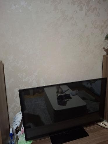 telefonlar 32 s: LED televizor, təxminən 40–43 düym ekran ölçüsü. - Geniş, nazik — 2