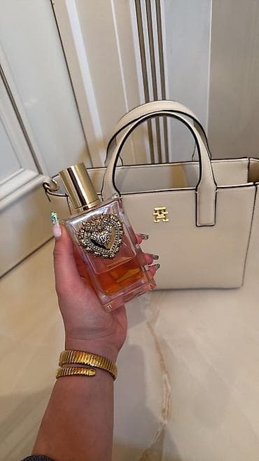 - Məhsul: Qadın ətiri - Flakon: Şəffaf düzbucaqlı şüşə, qızılı