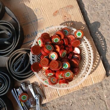 Bu, əsasən qırmızı rəngdə olan və üzərində müxtəlif emblemlər olan