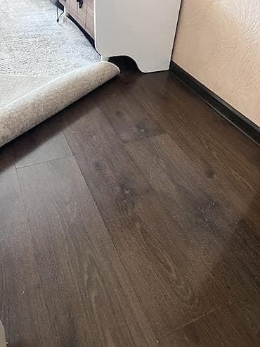 Tünd ağac naxışlı laminat döşəmə. 70 kv.m. Alan şəxs özü sökərsə 2.50