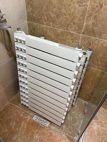 saatlar divar: Duş kabinəsi və santexnika dəsti - Ölçü: təqribən 90x90 sm kvadrat — 4