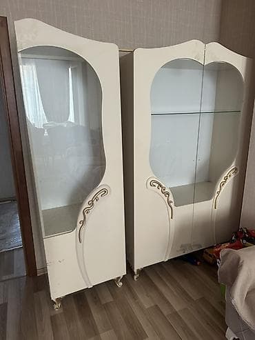 dəsti: Klassik üslubda yemək otağı üçün vitrin və bufet dəsti. Tərkibi: - 4 — 3