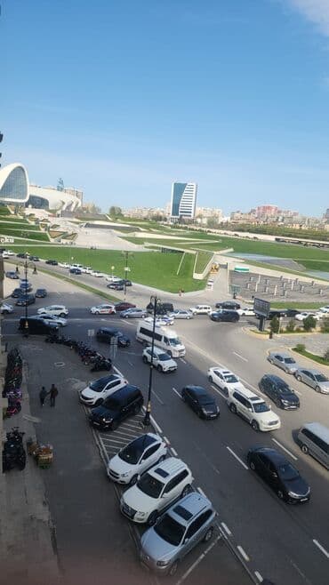 Şəhərin mərkəzində, Heydər Əliyev Mərkəzi ilə üzbəüz yerləşən bu geniş