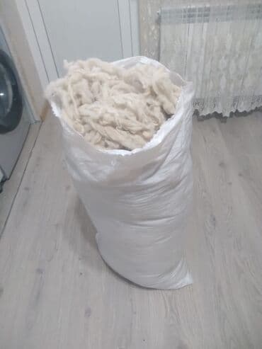 yastıq satışı: Böyük ağ kisə içərisində yığılmış təbii yun. Bu yun, yorğan, yastıq və — 1