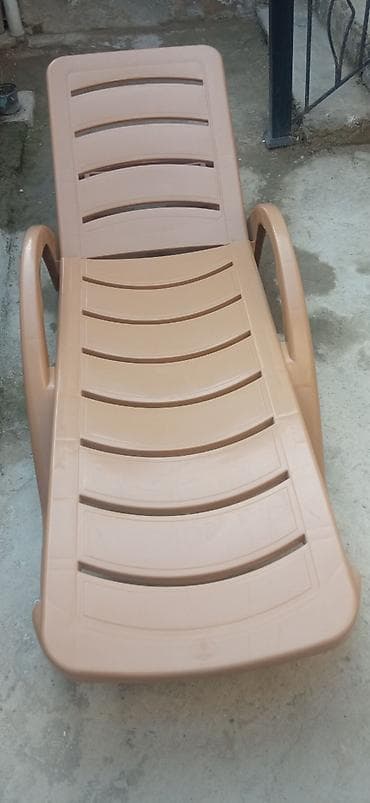 islemis mebeler: Plastik şezlong – tünd bej rəngdə, bağ, hovuz və çimərlik üçün rahat — 1