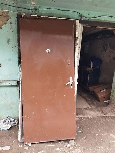 Dəmir giriş qapısı, üzlüyü ağac teksturası ilə. İkiüzlü konstruksiya