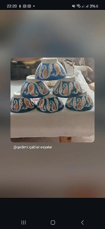 Mavi-ağ tonlarda, əl işləməli naxışlarla bəzədilmiş çini/kermika kasa