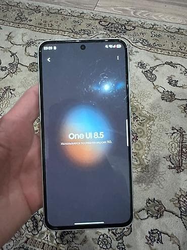 teıefon: Smartfon – tam ekranlı dizayn, mərkəzi “punch‑hole” ön kamera kəsiyi - — 9