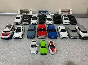 Metaldan hazırlanan kolleksiya oyuncaq avtomobilləri toplusu -
