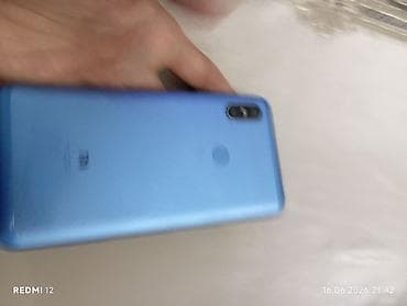 Xiaomi Redmi seriyasından mavi rəngli smartfon. Xüsusiyyətlər: - Arxa