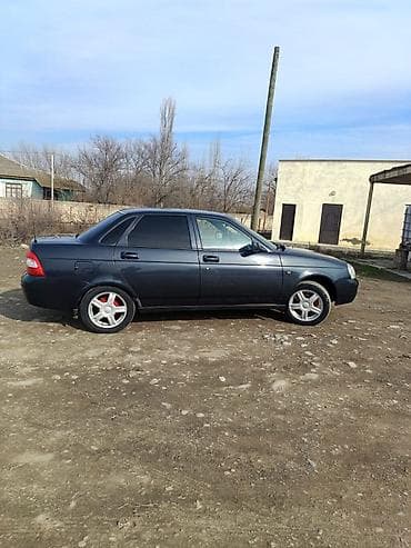 islenmis teker satiram: Avtomobil: Sedan, tünd boz/grafit rəng. Xarici xüsusiyyətlər: - Arxa — 5