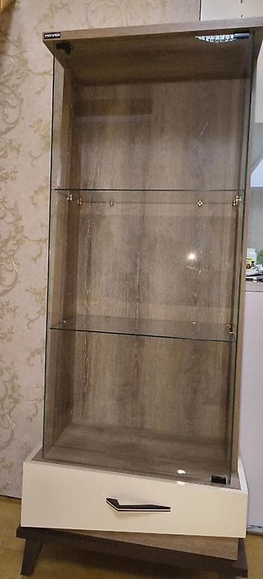 Şüşəli dolab vitrini