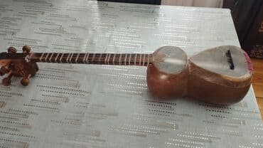 Флейты: Simli musiqi aləti, tipik olaraq, bir neçə simi olan, rezonans səsi — 5