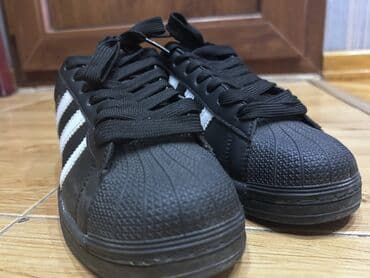 krasofka qiz ucun: Qara rəngdə, klassik “shell-toe” dizaynlı idman ayaqqabısı. - Model — 4