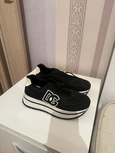 beqa üçün qadın krossovkaları: Birinci 38/39 razmer yenidir 5 azn (ağ qara) Qırmızı 5 azn (40-41 — 2