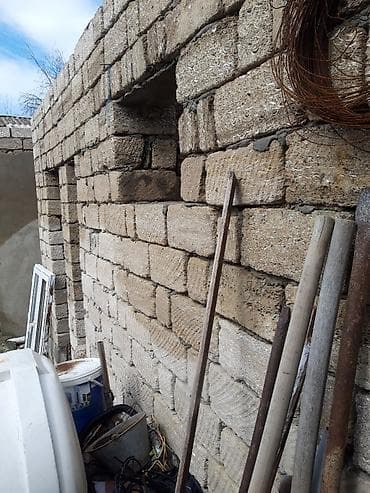 3 otaqlı mənzillərin satışı: Yarım tikili.Əmrican qoşaminarəli məsçidin yanı.torpaqın sotu 27 30 — 3