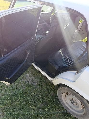disk r14: VAZ 2107, ağ rəng, sedan kuzov. Klassik dizaynlı 4 qapı — 8