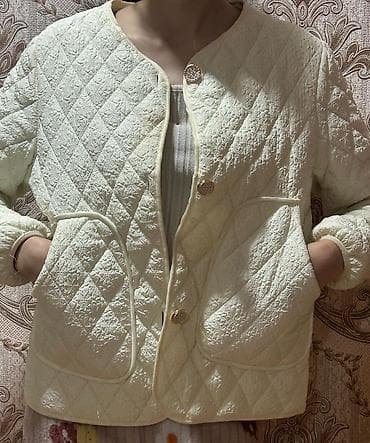 Qadın üçün yastı tikişli, kapitone üslubda qısa jaket.gödəkcə — 2